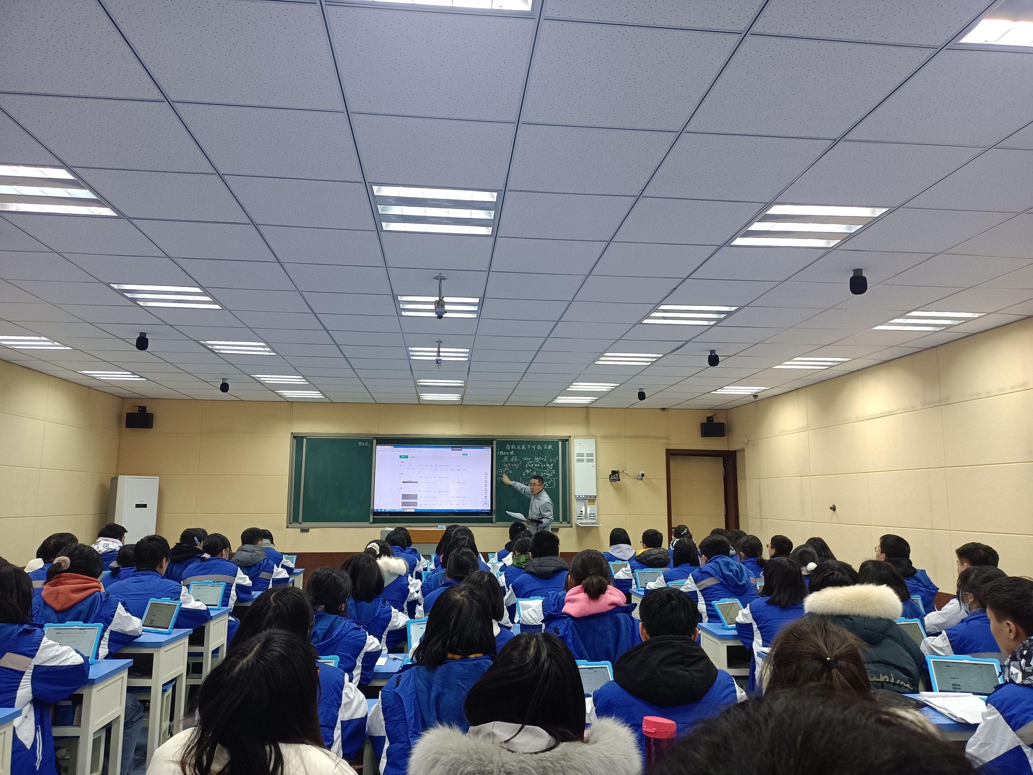 张志杰老师讲课.jpg 张志杰老师讲课.jpg