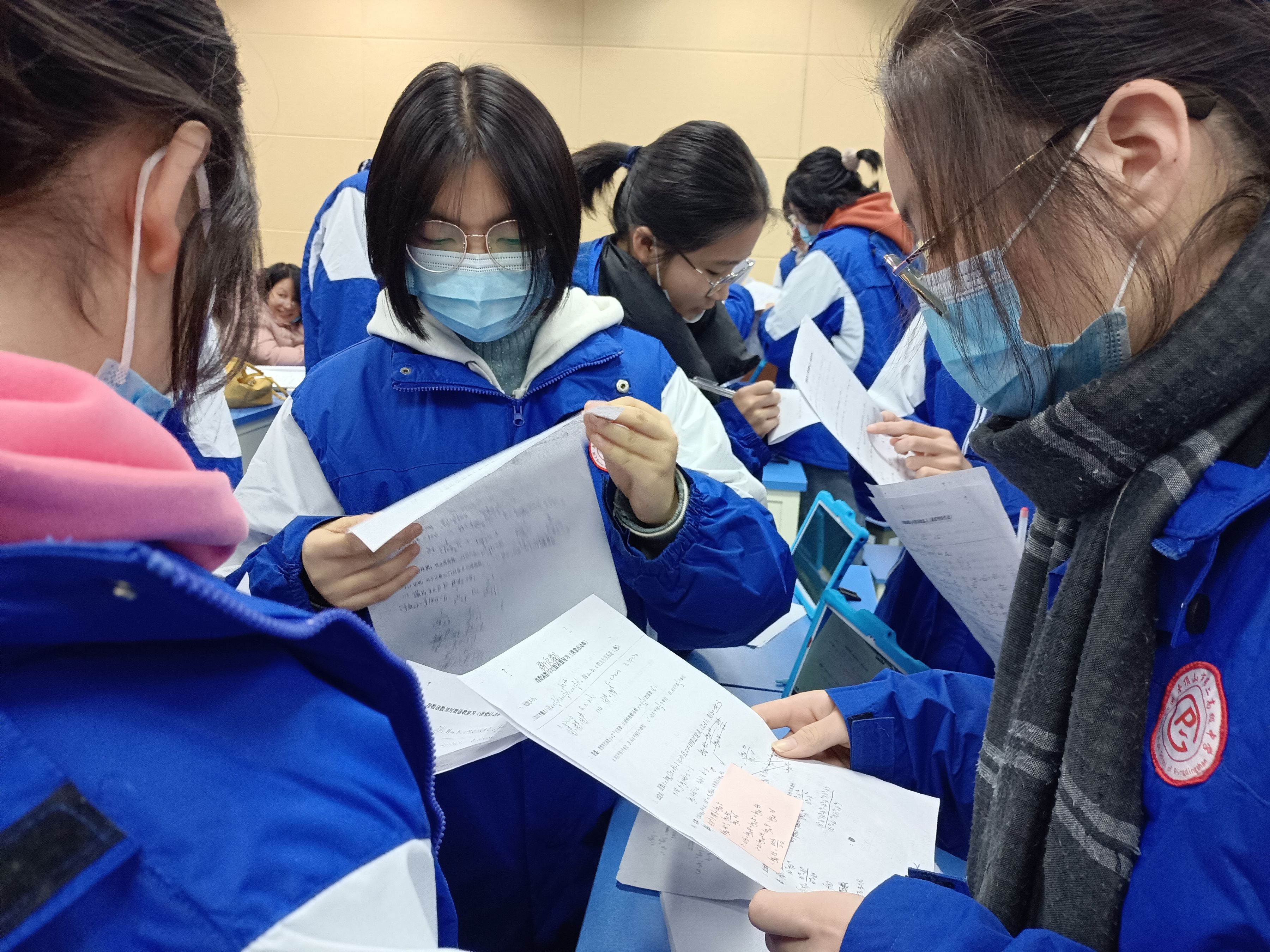 学生小组讨论.jpg 学生小组讨论.jpg