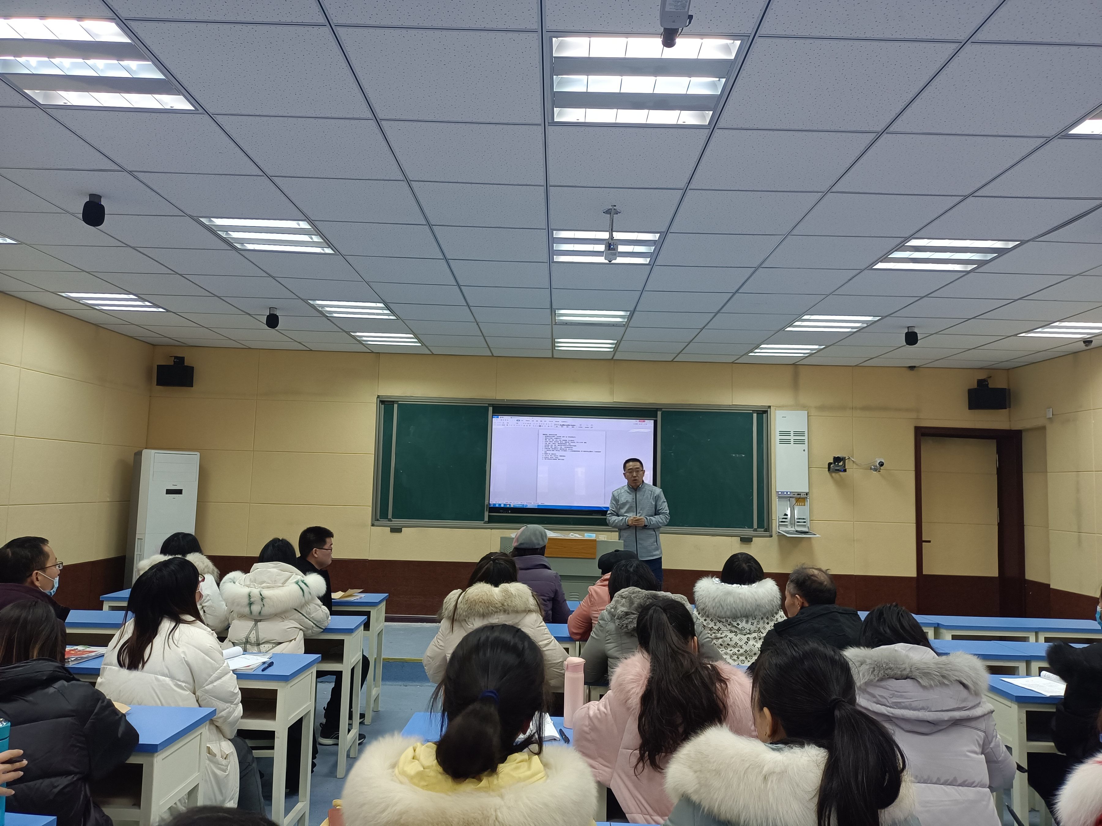 张志杰老师做讲座.jpg 张志杰老师做讲座.jpg