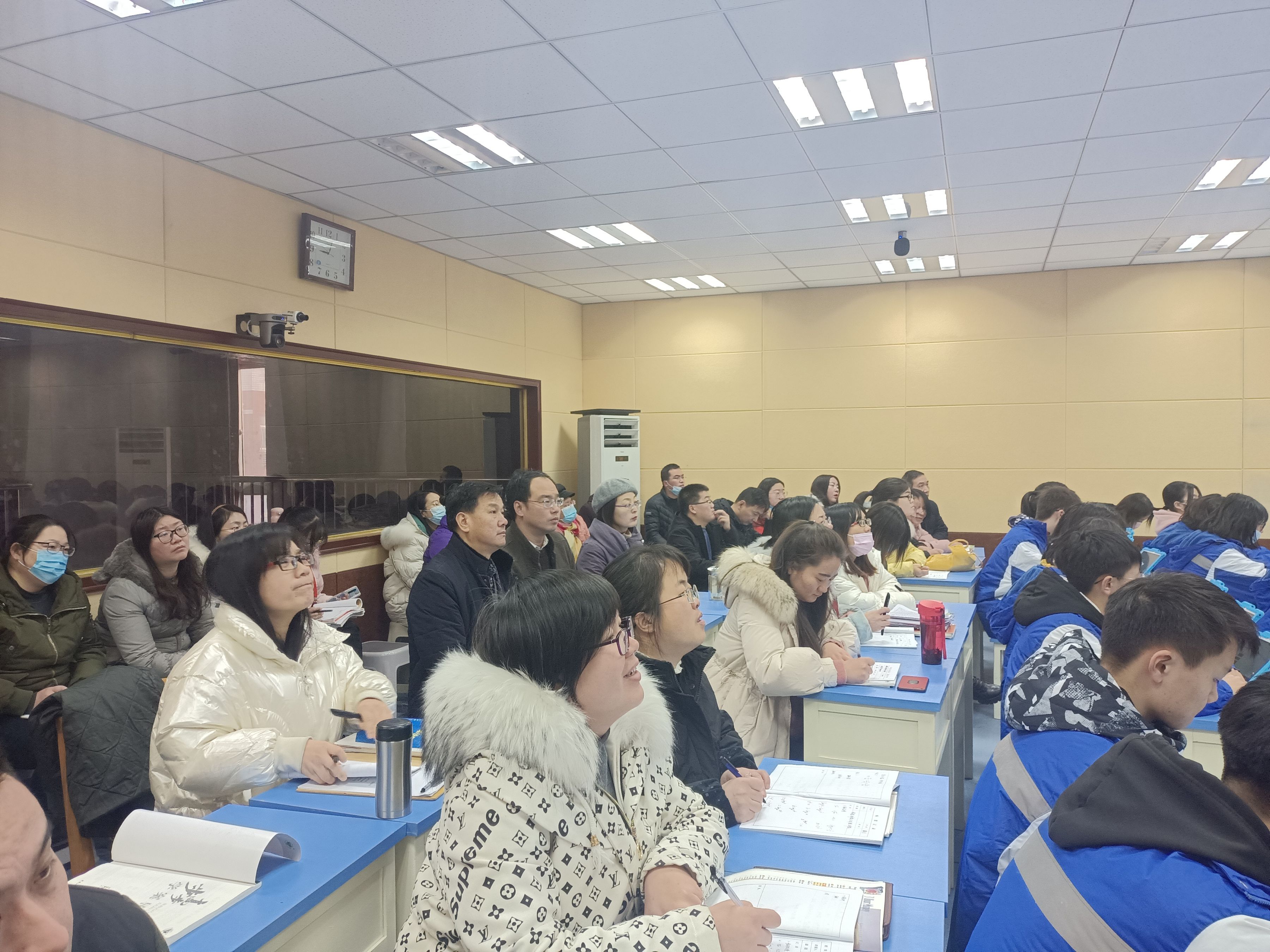 听课的老师们.jpg 听课的老师们.jpg