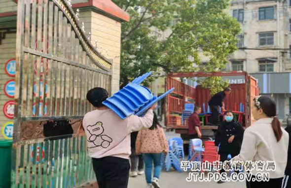 舞钢市第二幼儿园举行爱心捐赠活动 2-425.png