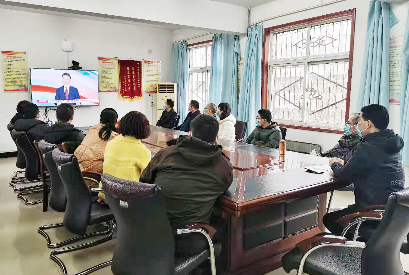 新华区教体局收看全国脱贫攻坚总结表彰大会.jpg 新华区教体局收看全国脱贫攻坚总结表彰大会.jpg