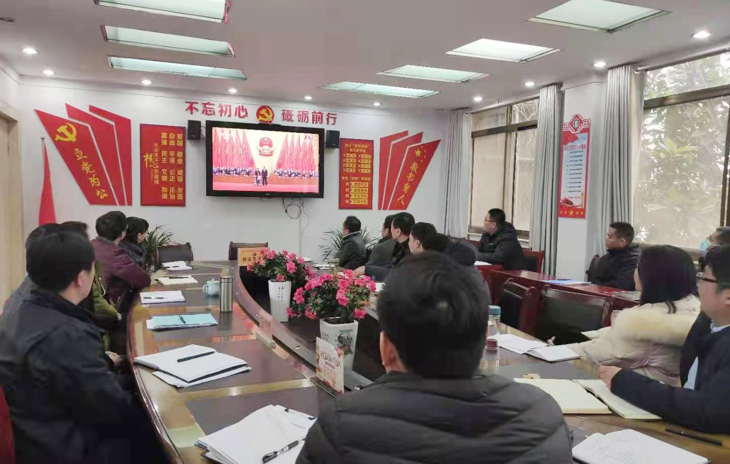 市三高观看全国脱贫攻坚表彰大会.jpg 市三高观看全国脱贫攻坚表彰大会.jpg