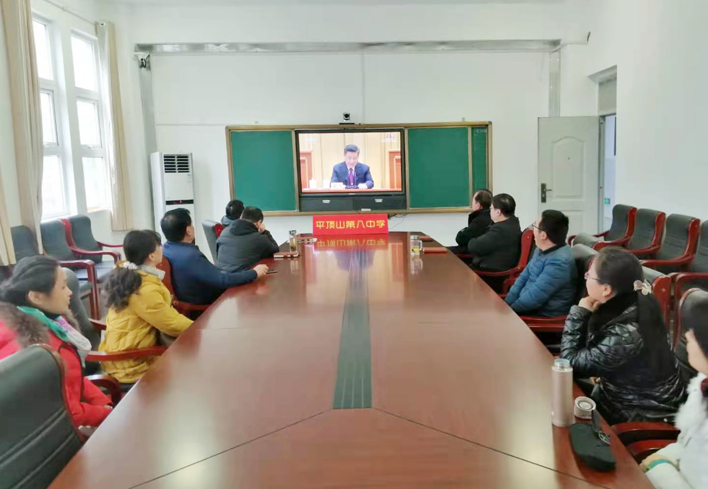 市八中观看全国脱贫攻坚表彰大会.jpg 市八中观看全国脱贫攻坚表彰大会.jpg