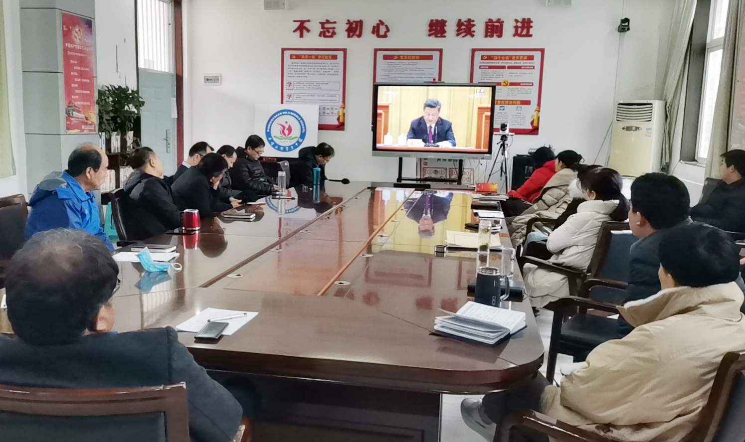 市九中收看全国脱贫攻坚表彰大会.jpg 市九中收看全国脱贫攻坚表彰大会.jpg