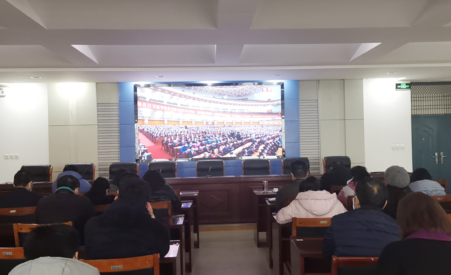 市七中收看全国脱贫攻坚表彰大会.jpg 市七中收看全国脱贫攻坚表彰大会.jpg