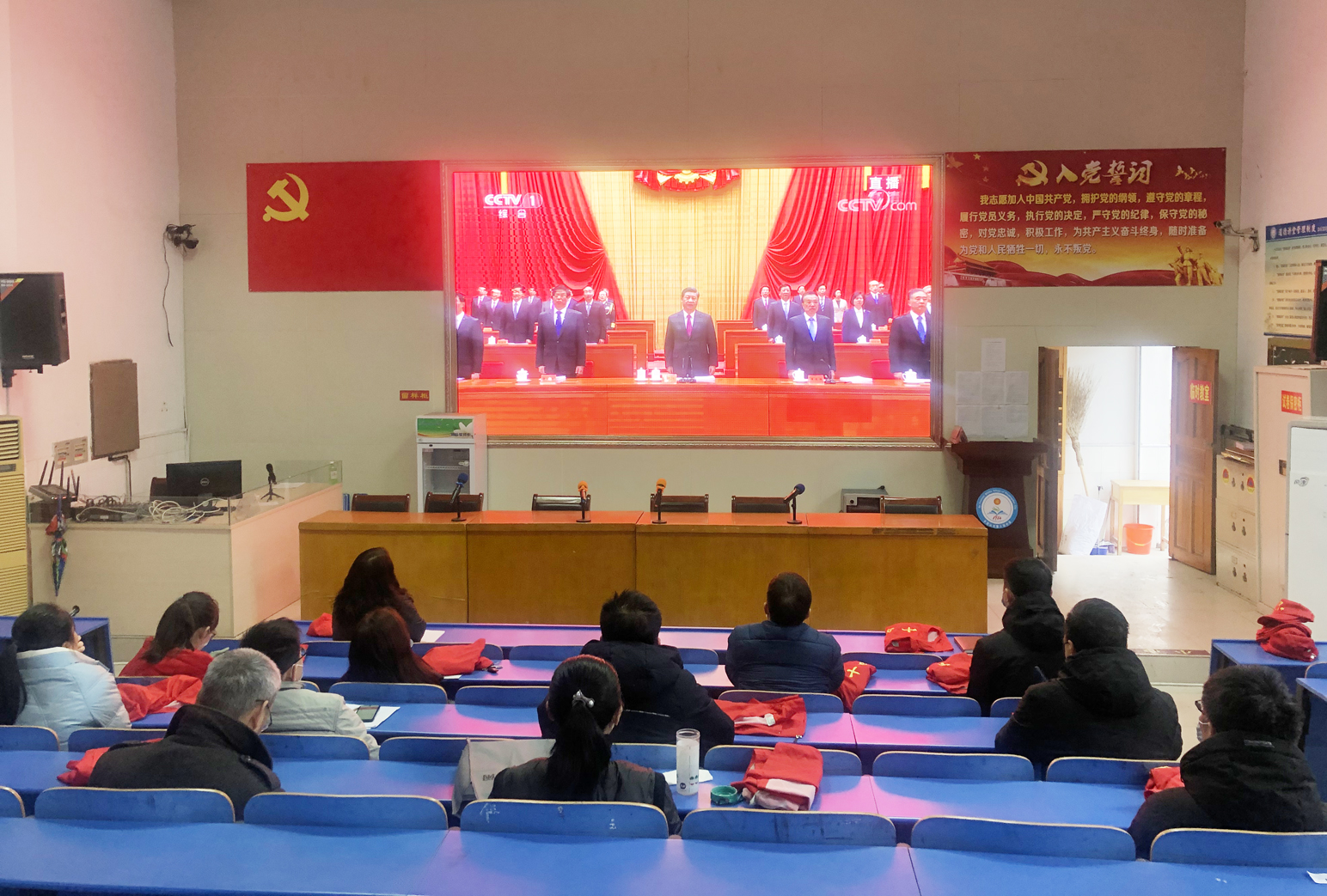 市十四中观看全国脱贫攻坚总结表彰大会.jpg 市十四中观看全国脱贫攻坚总结表彰大会.jpg