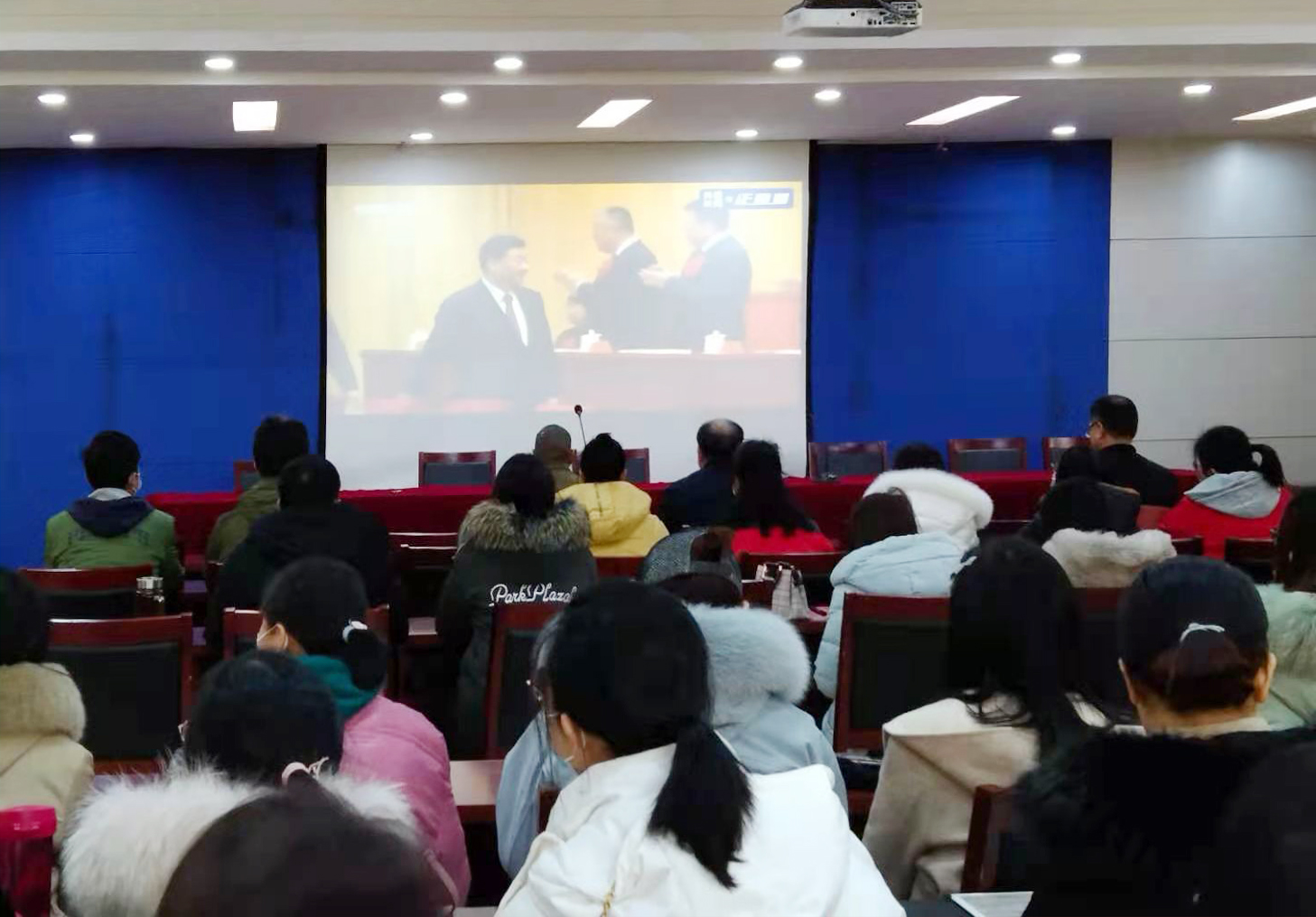 市四十一中全体中层及党员集中收看.jpg 市四十一中全体中层及党员集中收看.jpg