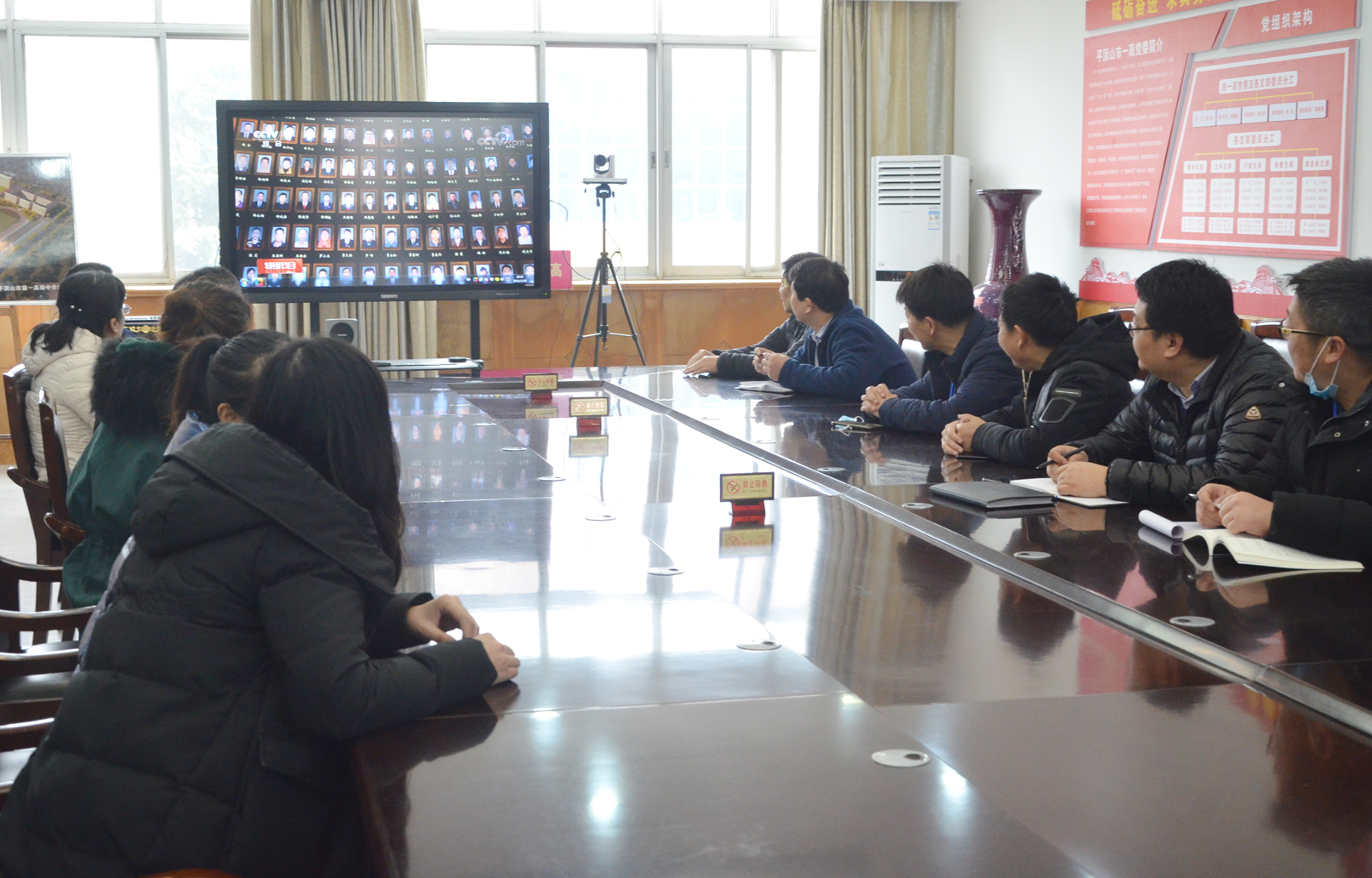 市一高观看全国脱贫攻坚总结表彰大会.jpg 市一高观看全国脱贫攻坚总结表彰大会.jpg