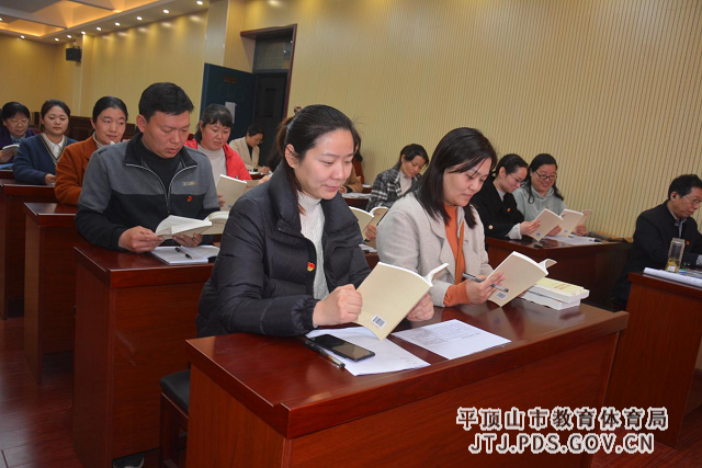 市四十中党史学习教育活动小组成员认真研学党史教育书籍.png 市四十中党史学习教育活动小组成员认真研学党史教育书籍.png