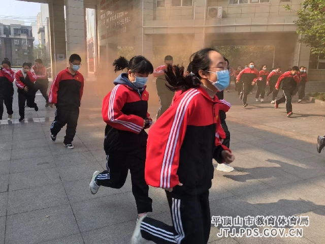 紧张疏散中_副本.jpg