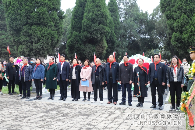 叶县城区各小学组织师生到叶县革命烈士陵园开展祭扫活动_副本.jpg