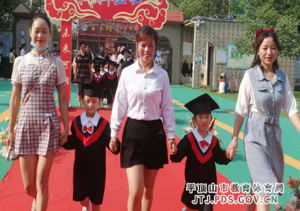 舞钢第二幼儿园举行大班幼儿毕业典礼360.png
