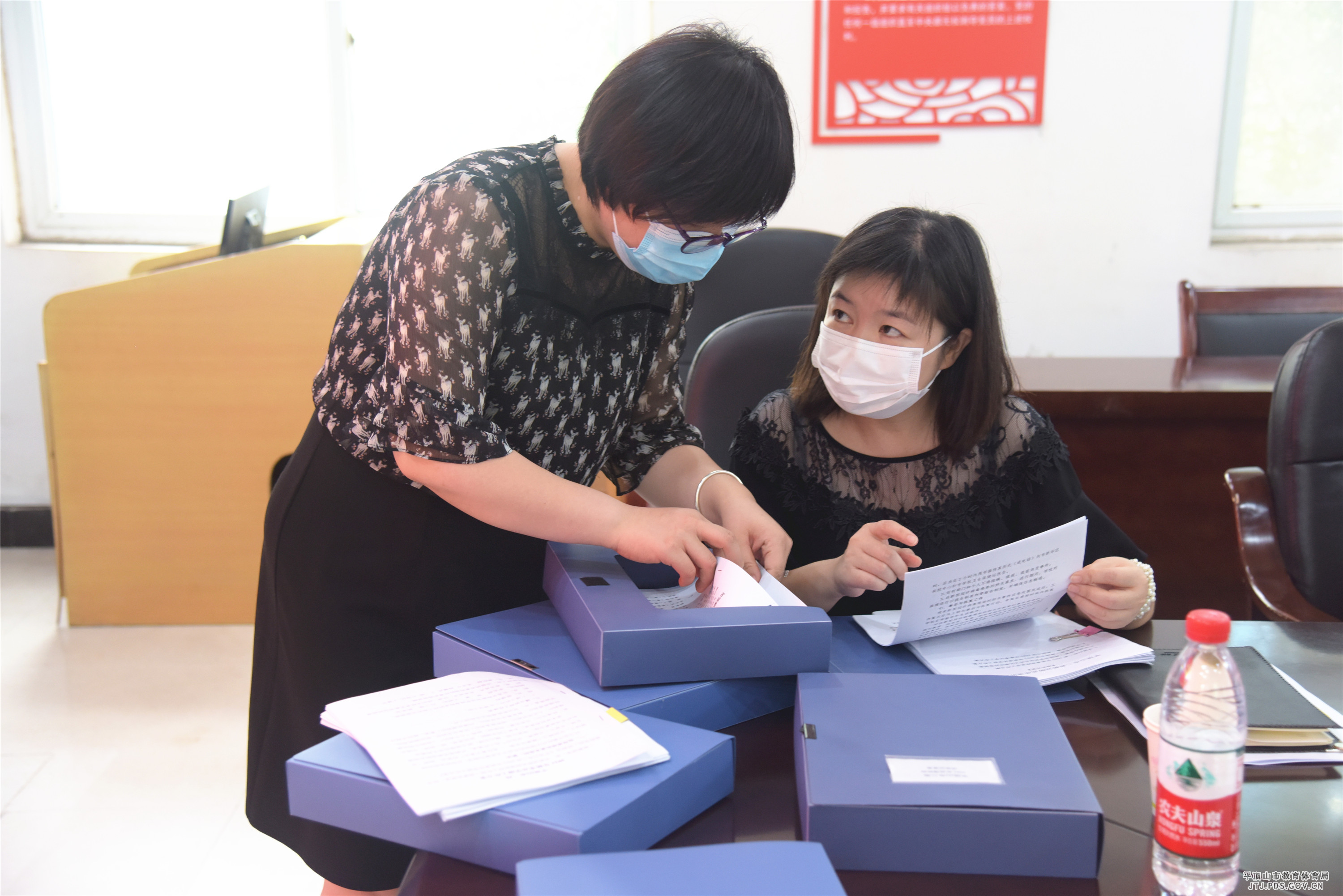 督导组认真查看疫情防控资料.jpg 督导组认真查看疫情防控资料.jpg