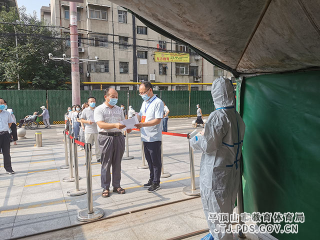 认真查验健康检查表、承诺书.jpg 认真查验健康检查表、承诺书.jpg