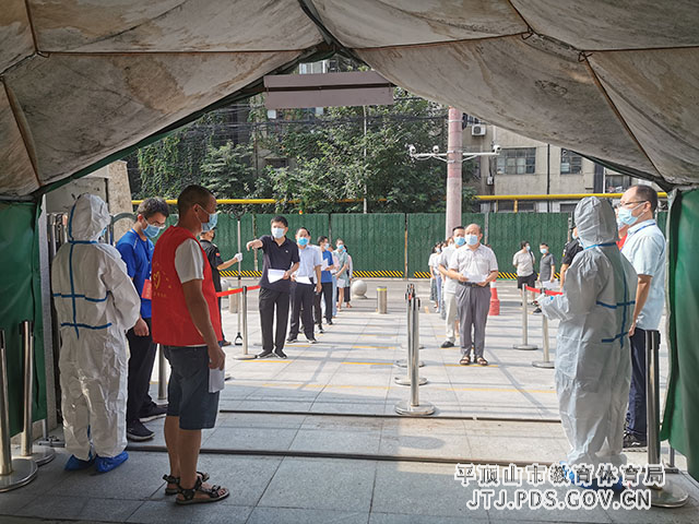 学生有序排队通过测温通道.jpg 学生有序排队通过测温通道.jpg