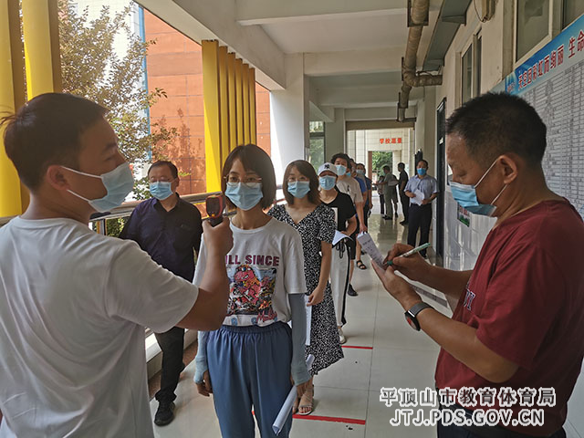 进教室前测温.jpg 进教室前测温.jpg