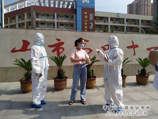 学校校医工作中.jpg 学校校医工作中.jpg