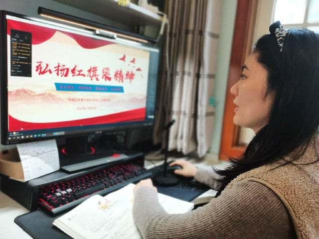 七七班班主任包晗老师在召开主题队会.jpg 七七班班主任包晗老师在召开主题队会.jpg