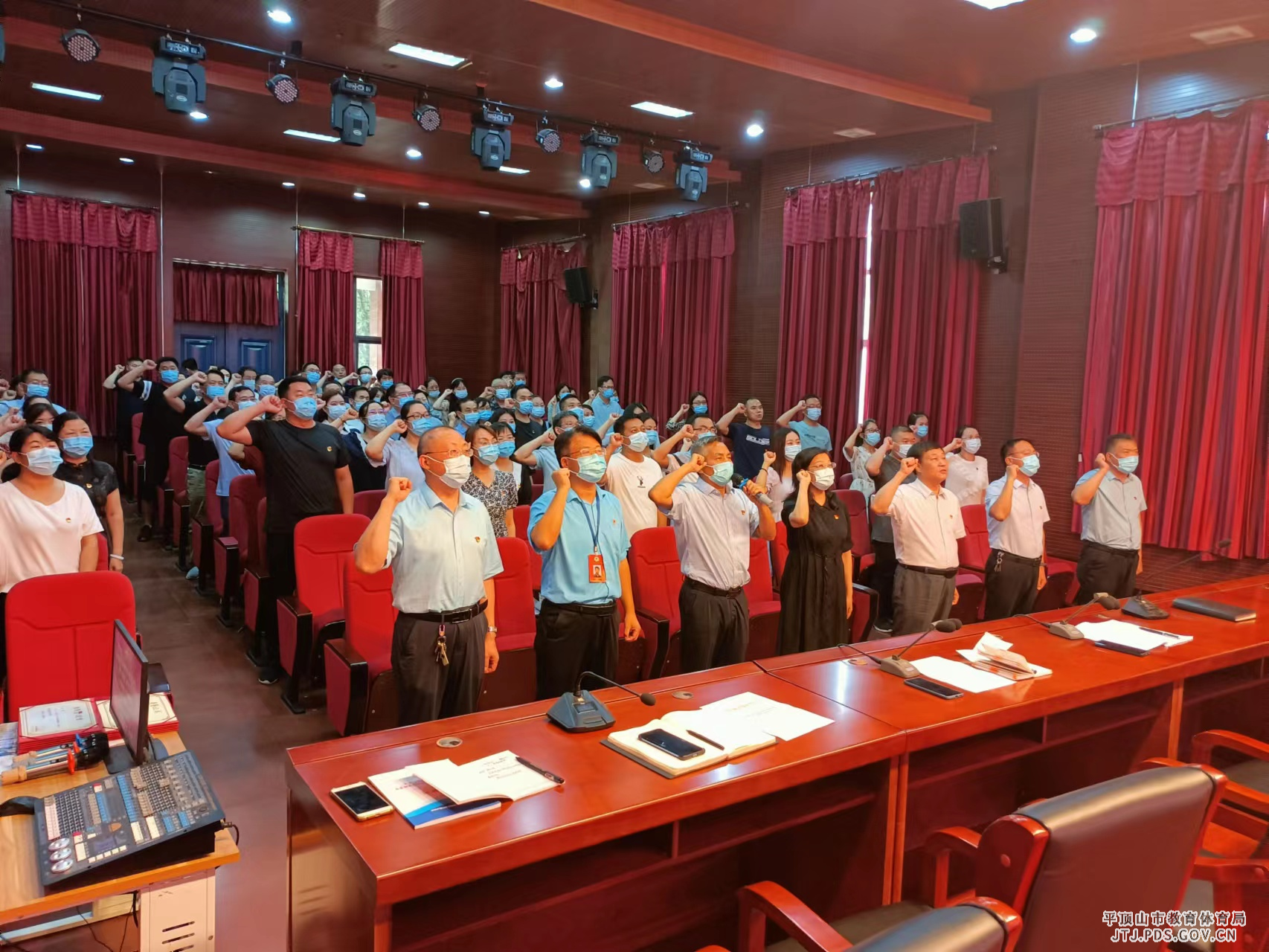 图二全体党员重温入党誓词.jpg 图二全体党员重温入党誓词.jpg