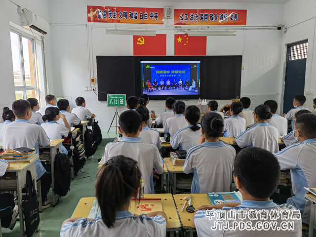 1学生观看.jpg 1学生观看.jpg