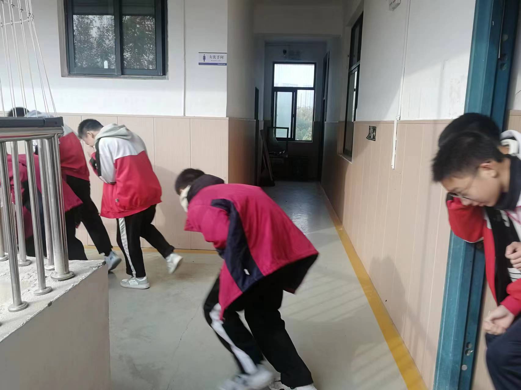 防震疏散现场照片.jpg 防震疏散现场照片.jpg