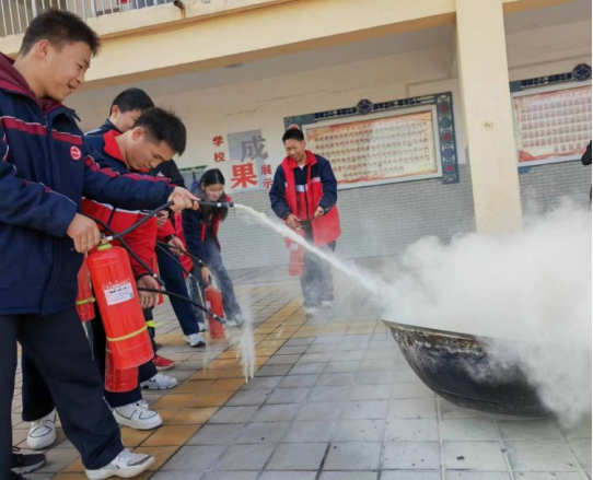 平顶山市第七中学开展2023年宿舍消防疏散演练423.png