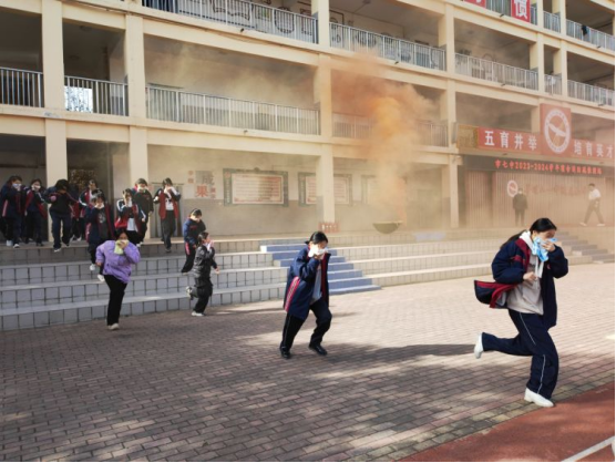 平顶山市第七中学开展2023年宿舍消防疏散演练378.png