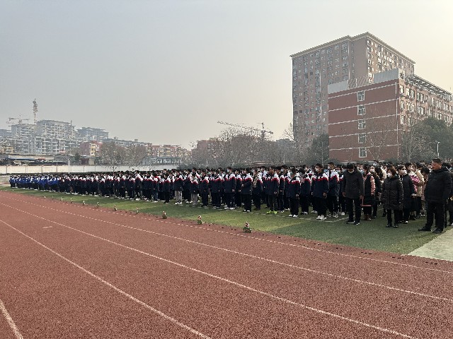 全体师生认真聆听.jpg 全体师生认真聆听.jpg