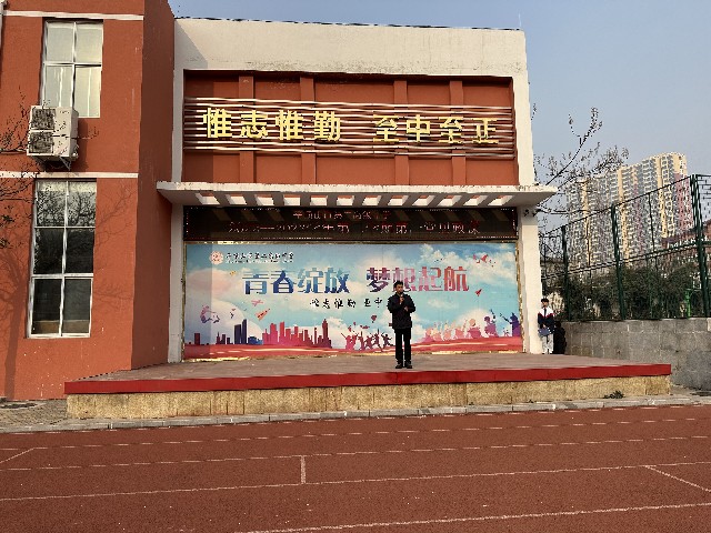 校长张建岭为全体师生上新学期思政课.jpg 校长张建岭为全体师生上新学期思政课.jpg