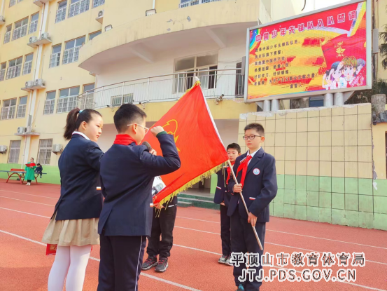 奋进新时代，争做好队员--舞钢一小举行一年级新生入队仪式539.png