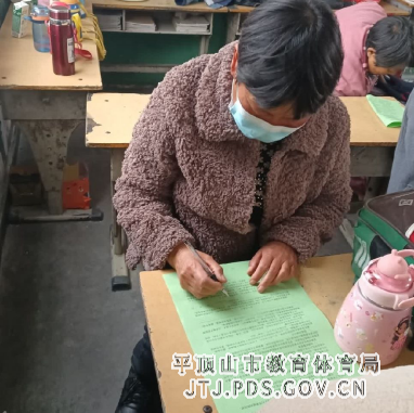 郏县冢头镇前王庄学校召开教育法律法规进校园暨家校共育家长会687.png 郏县冢头镇前王庄学校召开教育法律法规进校园暨家校共育家长会687.png