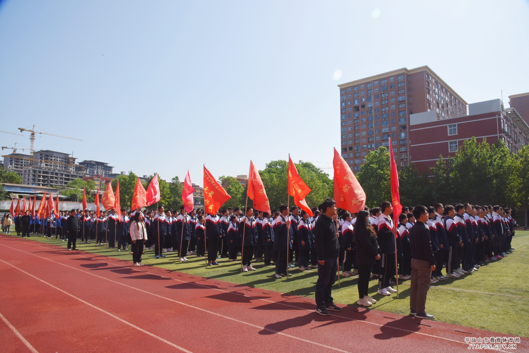 全体师生面向国旗行注目礼.jpg 全体师生面向国旗行注目礼.jpg