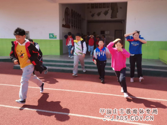 舞钢市第一小学5.12防灾减灾安全疏散演练962.png 舞钢市第一小学5.12防灾减灾安全疏散演练962.png