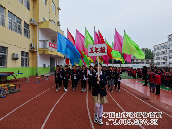 展示根文化,塑造新未来——舞钢一小第八届体育艺术节暨春期运动会开幕式347.png 展示根文化,塑造新未来——舞钢一小第八届体育艺术节暨春期运动会开幕式347.png
