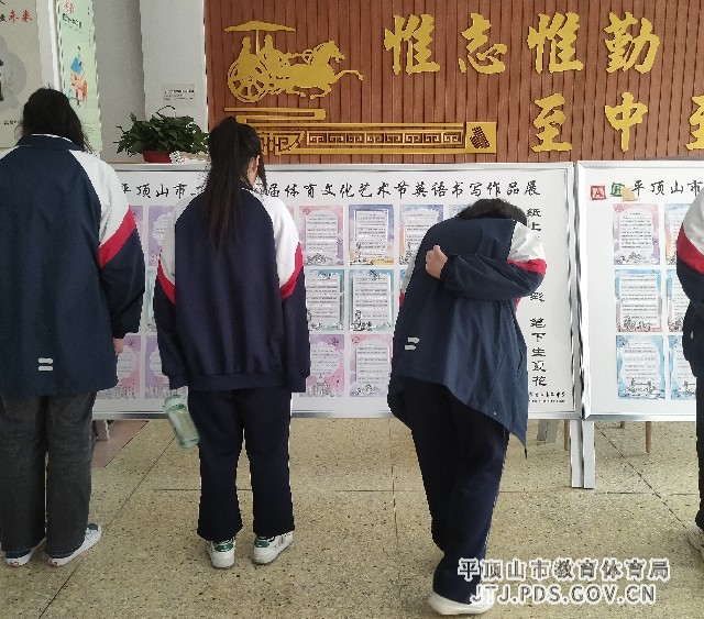 同学们观看作品.jpg 同学们观看作品.jpg