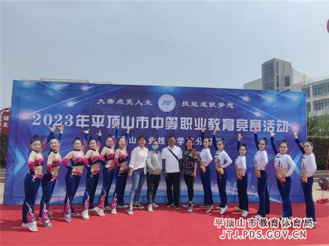 参赛选手与辅导老师合影_副本.jpg 参赛选手与辅导老师合影_副本.jpg