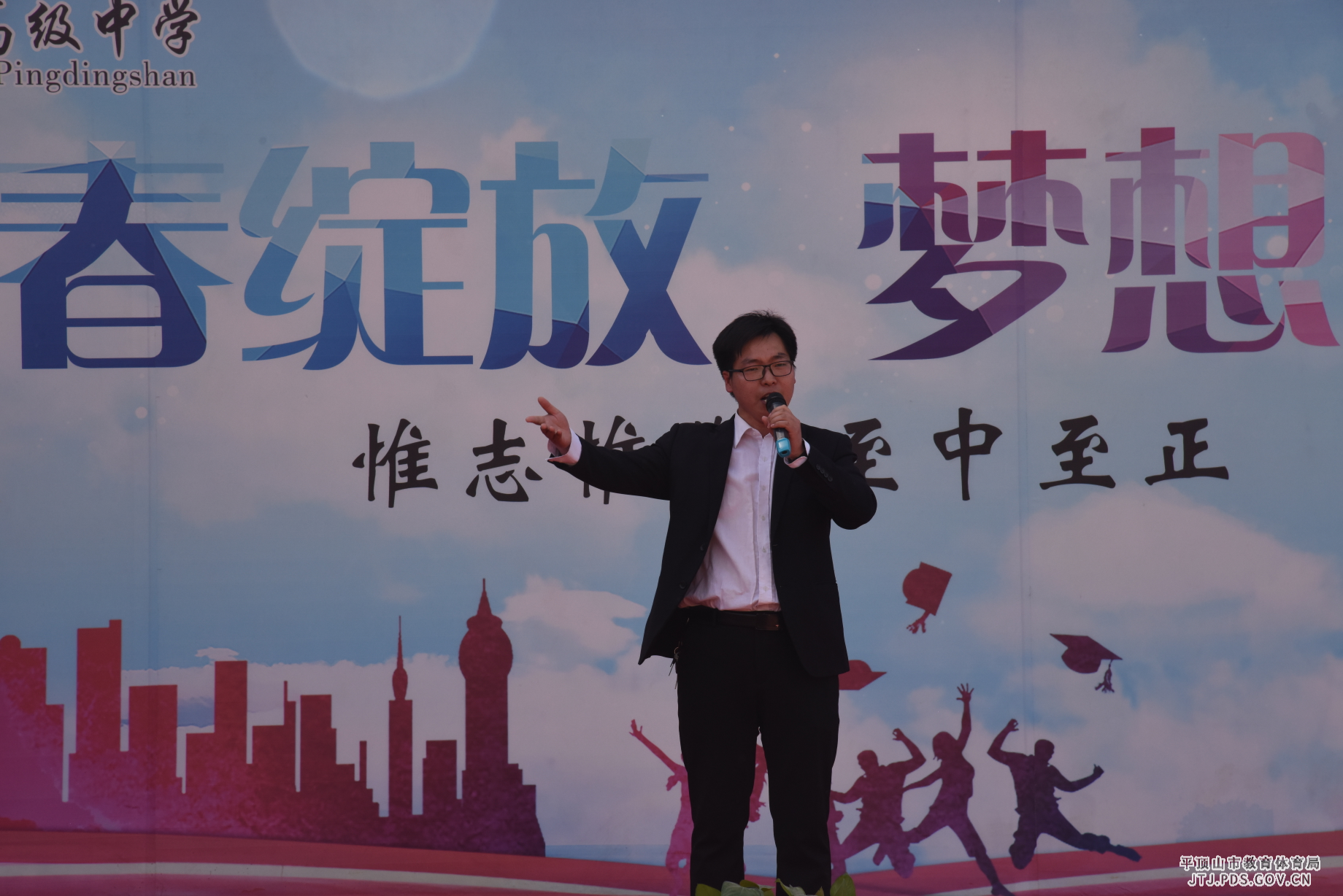 高一年级副主任马自豪带来的戏曲《四千岁你莫要羞愧难当》.png 高一年级副主任马自豪带来的戏曲《四千岁你莫要羞愧难当》.png