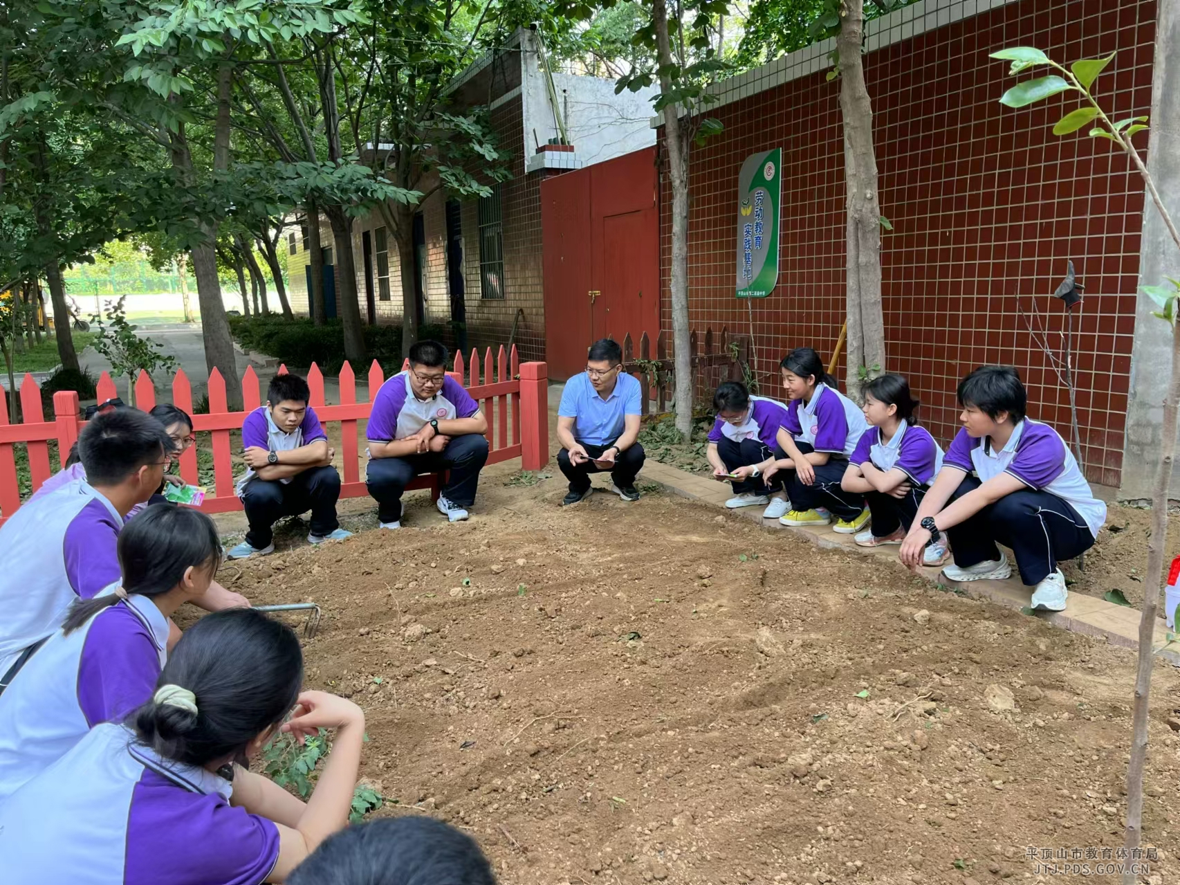 3校长王照阳给学生讲解育苗方法.jpg 3校长王照阳给学生讲解育苗方法.jpg