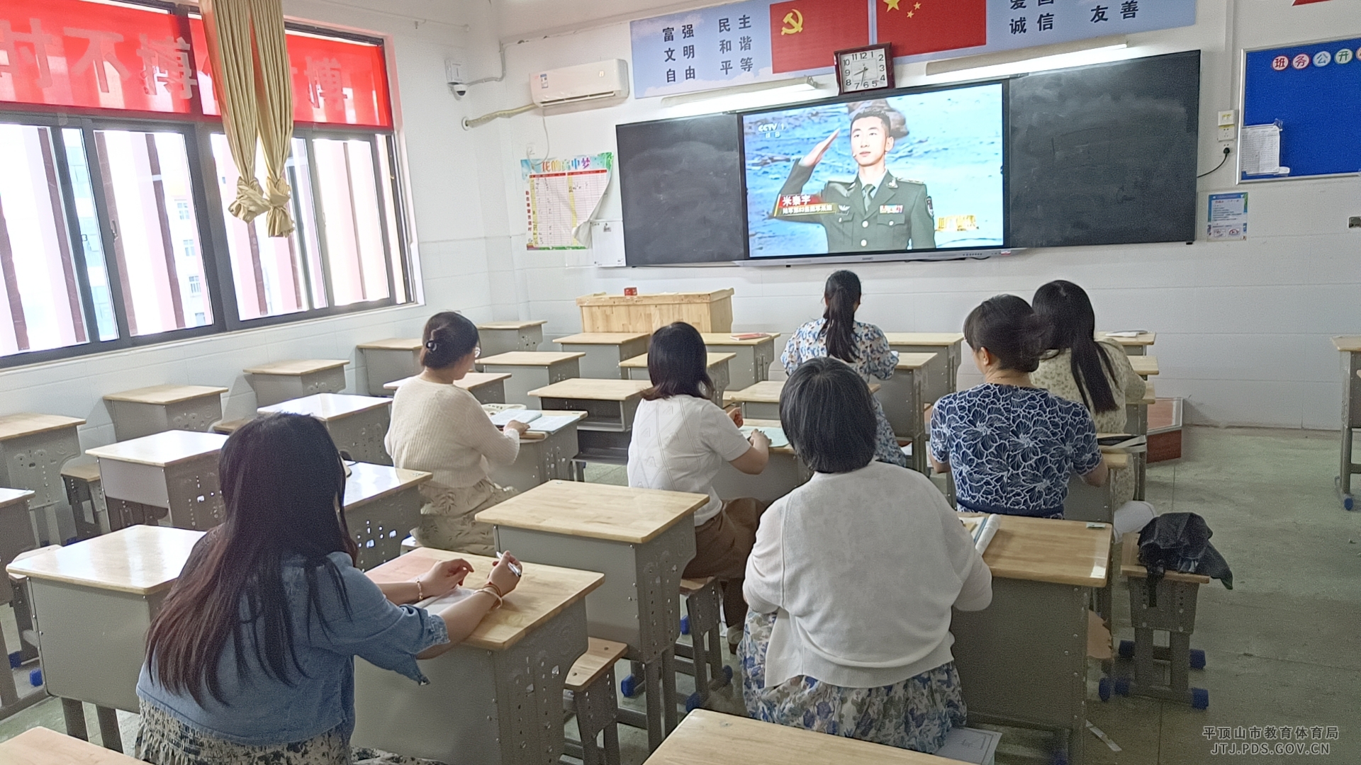 观看杨根思连.jpg 观看杨根思连.jpg