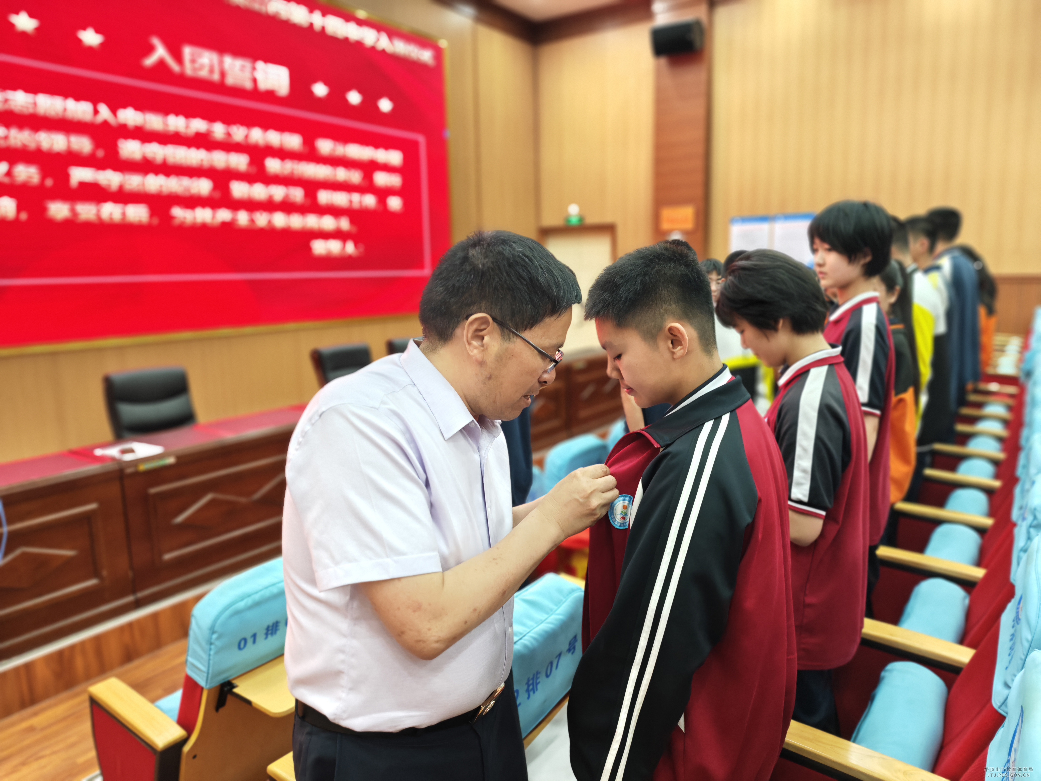 佩戴团徽1.jpg 佩戴团徽1.jpg