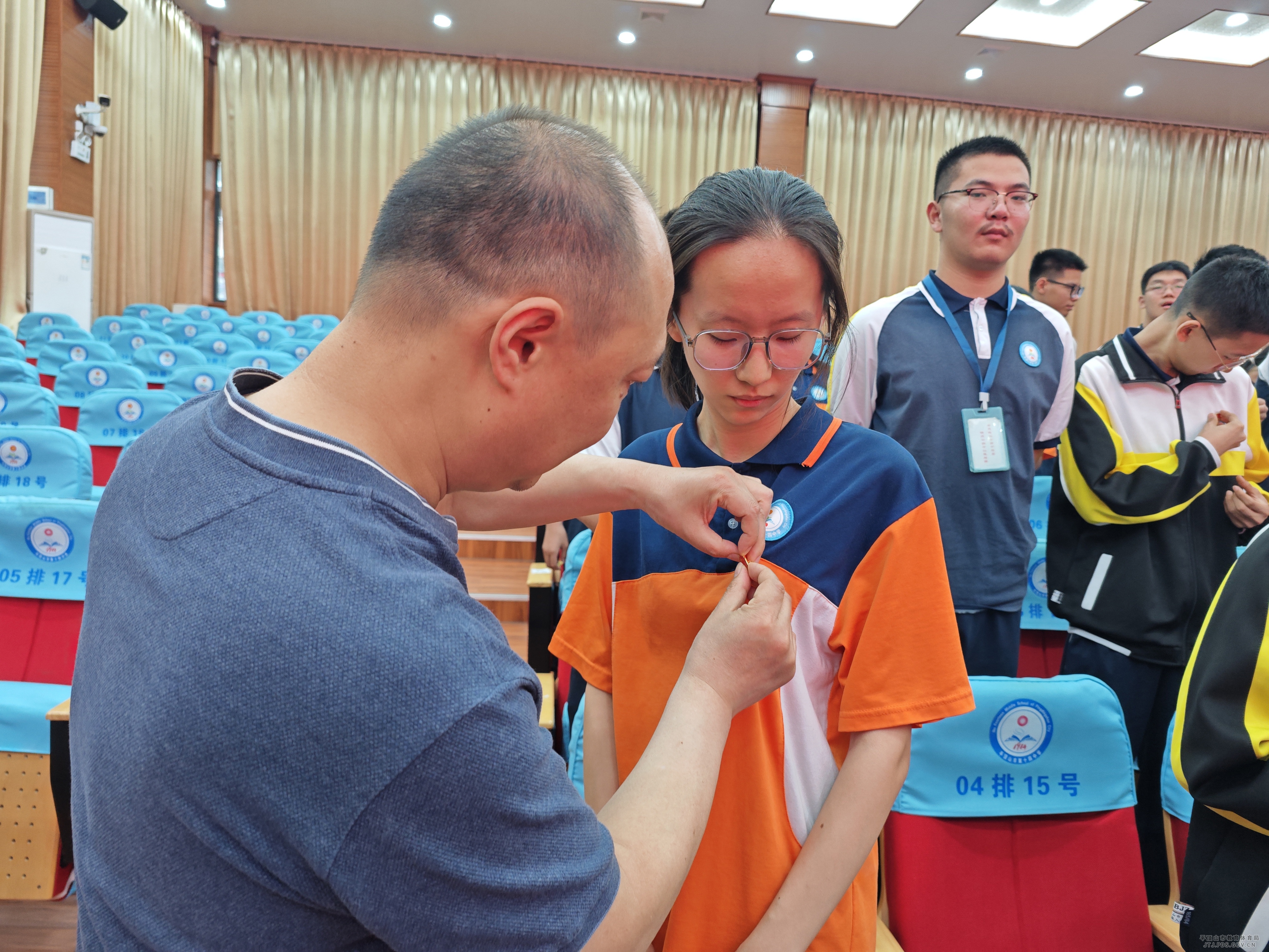 佩戴团徽3.jpg 佩戴团徽3.jpg